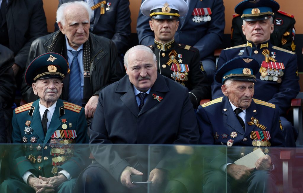 Ο Λουκασένκο εμφανίστηκε «κουρασμένος και ασταθής» στη Μόσχα – Όργιο φημών για την υγεία του