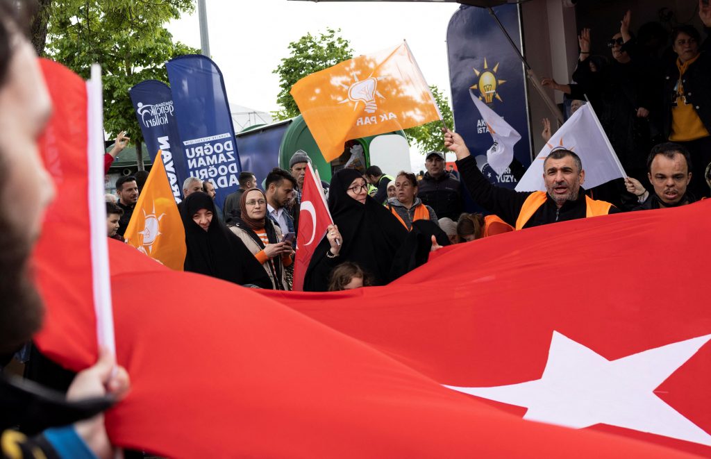 Τουρκία εκλογές: Η νίκη θα κριθεί το νήμα – Τι δείχνει η τελευταία δημοσκόπηση