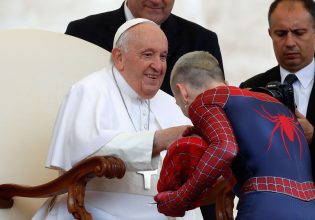 Πάπας Φραγκίσκος: Ο Spiderman πήρε την ευλογία του