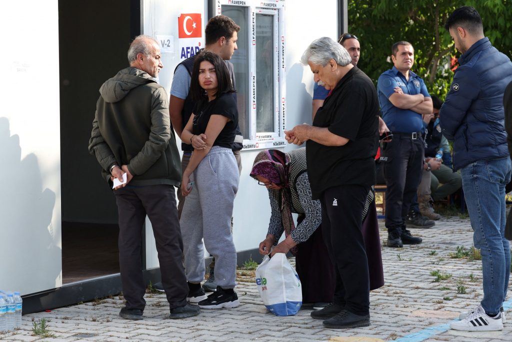 Τουρκικές εκλογές: Άνοιξαν οι κάλπες – Μάχη σώμα με σώμα Ερντογάν – Κιλιτσντάρογλου