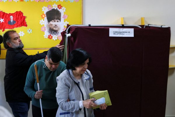 Εκλογές στην Τουρκία: Μαζική η συμμετοχή τις πρώτες ώρες – Σεισμόπληκτοι ψηφίζουν ανάμεσα στα ερείπια