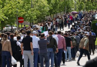 Εκλογές στην Τουρκία: Ουρές στα εκλογικά κέντρα, πάνε με κάθε τρόπο να ψηφίσουν – Πότε θα βγουν τα πρώτα αποτελέσματα