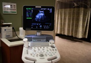 Αμβλώσεις στις ΗΠΑ: Πρόστιμο σε γιατρό που τερμάτισε την εγκυμοσύνη σε ανήλικο θύμα βιασμού