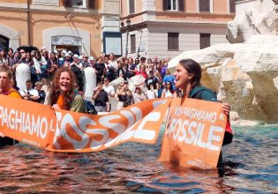 Ιταλία:  Ακτιβιστές για το κλίμα «έβαψαν» μαύρη τη Φοντάνα ντι Τρέβι