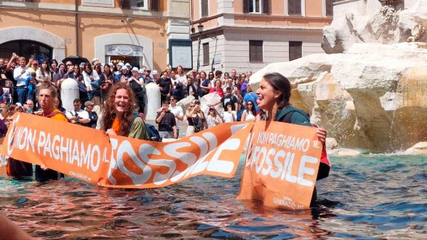Ιταλία:  Ακτιβιστές για το κλίμα «έβαψαν» μαύρη τη Φοντάνα ντι Τρέβι