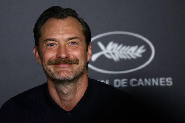 Τζουντ Λο: Γιατί δημιούργησε άρωμα από… αίμα, ιδρώτα και κόπρανα – «Ήταν φρικτό»