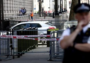 Η στιγμή που το αυτοκίνητο πέφτει στην πύλη της Ντάουνινγκ Στριτ