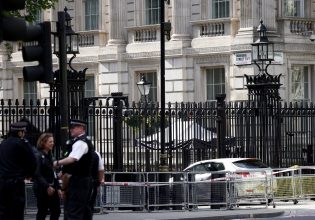 Ντάουνινγκ Στριτ: Ελεύθερος αφέθηκε ο οδηγός που έπεσε πάνω στην πύλη