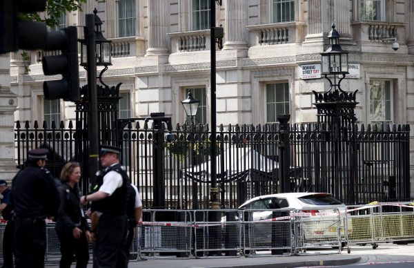 Ντάουνινγκ Στριτ: Ελεύθερος αφέθηκε ο οδηγός που έπεσε πάνω στην πύλη