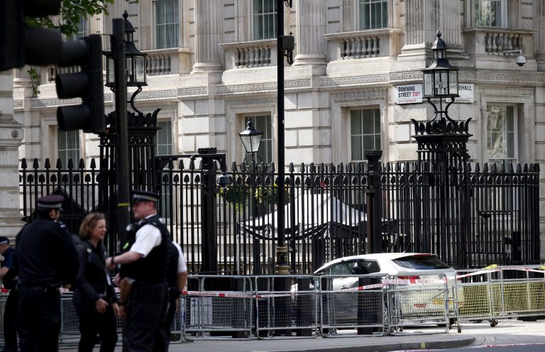 Ντάουνινγκ Στριτ: Ελεύθερος αφέθηκε ο οδηγός που έπεσε πάνω στην πύλη