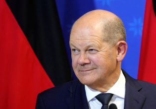 Όλαφ Σολτς: Άνδρας πέρασε την ασφάλεια του και τον αγκάλιασε και τον φίλησε