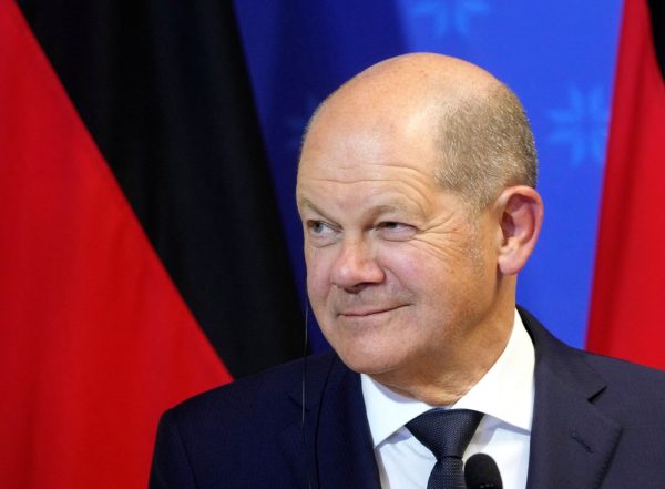 Όλαφ Σολτς: Άνδρας πέρασε την ασφάλεια του και τον αγκάλιασε και τον φίλησε