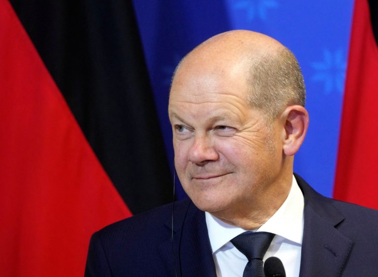 Όλαφ Σολτς: Άνδρας πέρασε την ασφάλεια του και τον αγκάλιασε και τον φίλησε