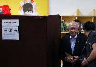 Εκλογές στην Τουρκία: Μπούκαρε με όπλο σε εκλογικό κέντρο και «σημάδεψε» τον Κιλιτσντάρογλου