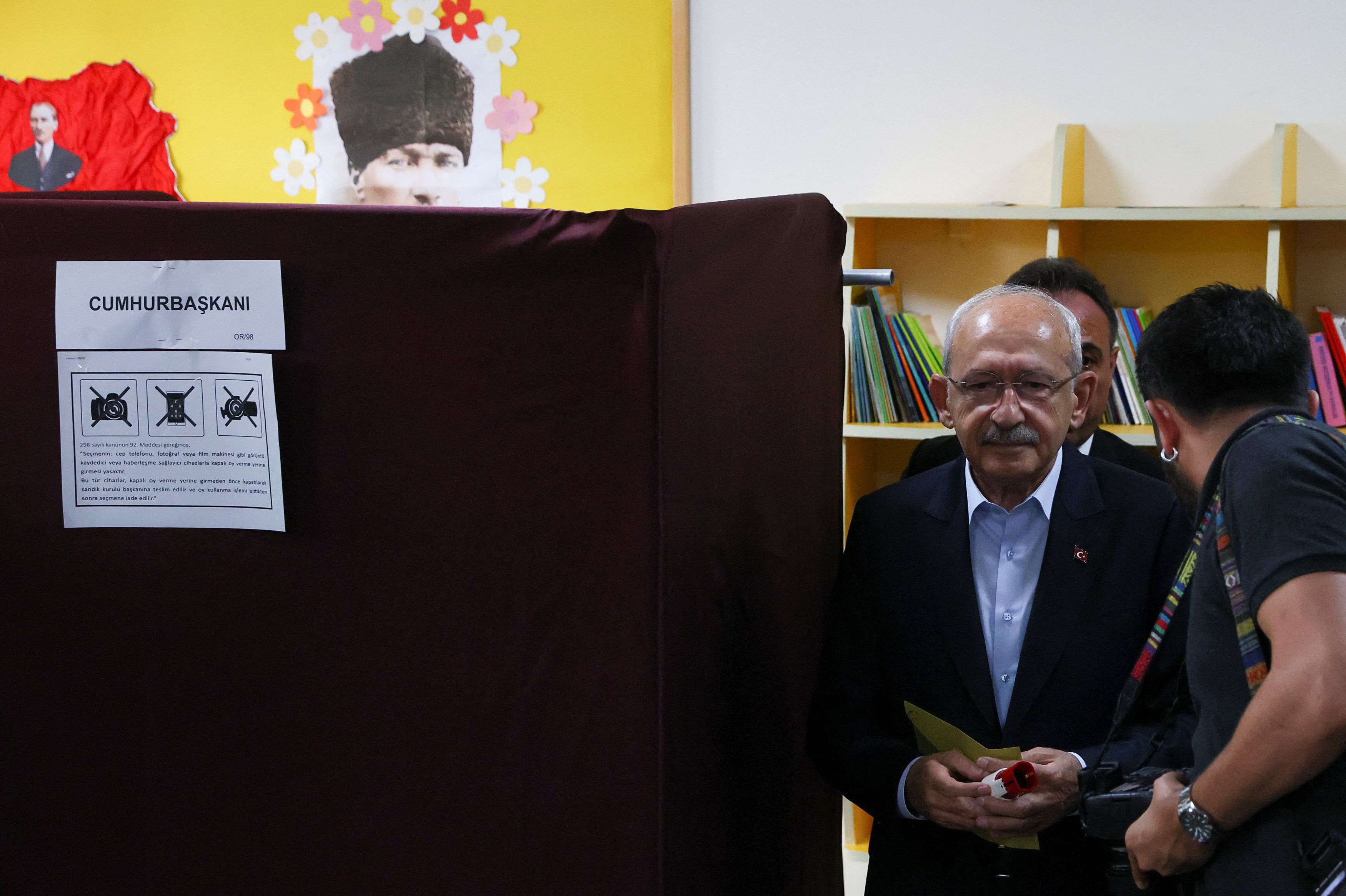 Εκλογές στην Τουρκία: Μπούκαρε με όπλο σε εκλογικό κέντρο και «σημάδεψε» τον Κιλιτσντάρογλου