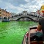 Βενετία: Τα νερά στο Μεγάλο Κανάλι έγιναν πράσινα