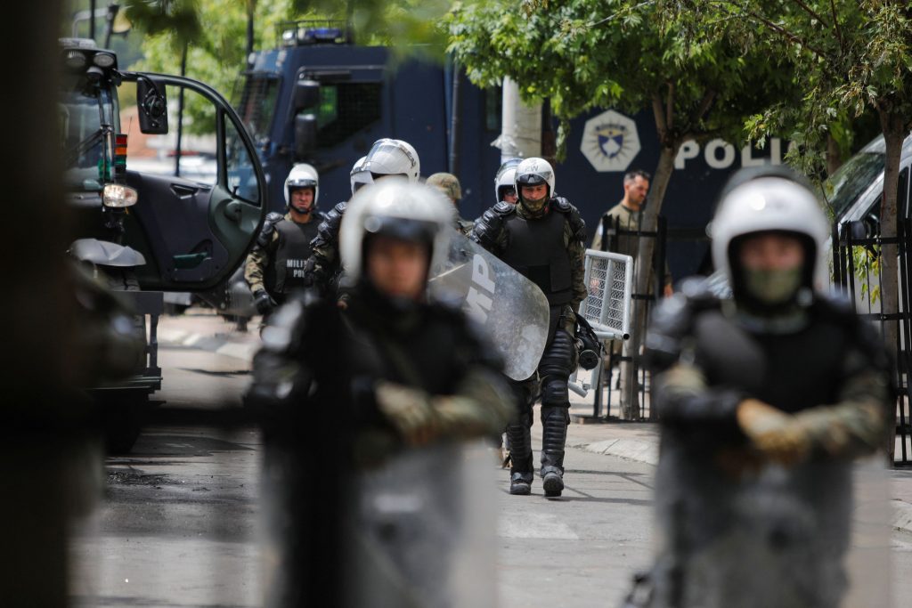 Ένταση στο Κόσοβο: Αυστηρό μήνυμα της ΕΕ – «Να αποσυρθούν οι βίαιοι διαδηλωτές»