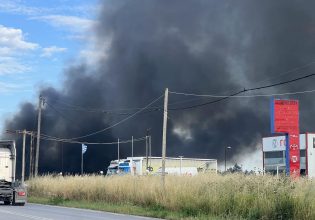 Φωτιά σε εργοστάσιο με μοκέτες στη Λάρισα – Συναγερμός στην Πυροσβεστική