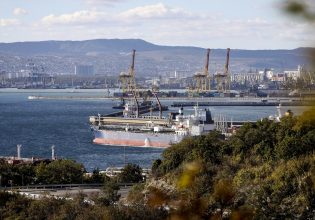 Πετρέλαιο: Σε νέα ρεκόρ οι ροές ρωσικού αργού, παρά τις εξαγγελίες για μείωση της παραγωγής [γραφήματα]