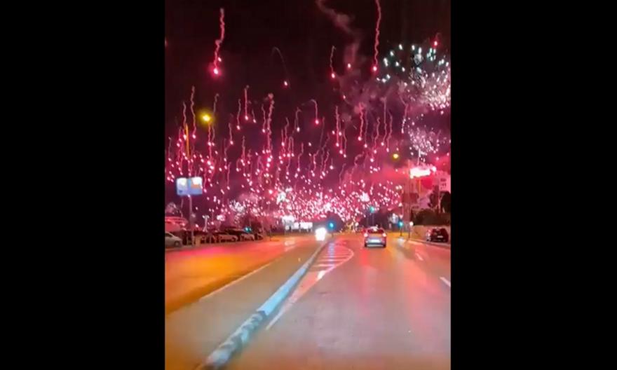 Τρέλα και πανικός στη Νάπολη: Εγινε η νύχτα μέρα από τα χιλιάδες πυροτεχνήματα