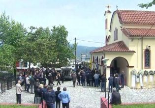 Σπαραγμός στην κηδεία του βρέφους στην Άρτα – Γλυκά και μπομπονιέρες έξω από την εκκλησία