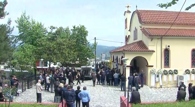 Σπαραγμός στην κηδεία του βρέφους στην Άρτα – Γλυκά και μπομπονιέρες έξω από την εκκλησία