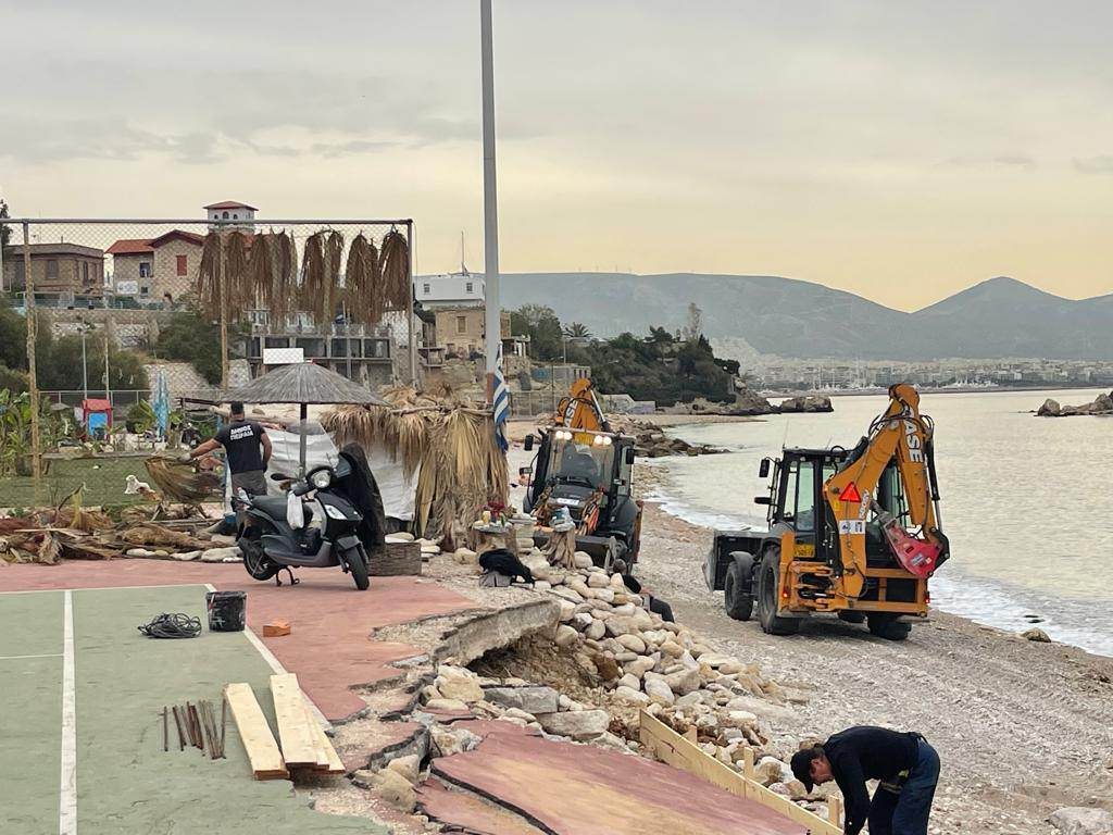 Με όλες του τις δυνάμεις διαμορφώνει την παραλία «Βοτσαλάκια» ο Δήμος Πειραιά