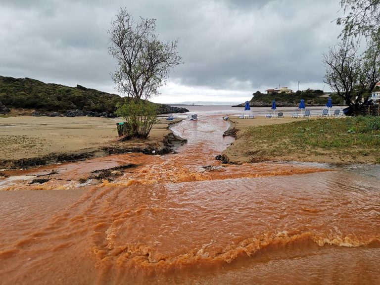 Προβλήματα από την ανοιξιάτικη νεροποντή στα Χανιά – Χείμαρροι πήραν τις ξαπλώστρες στις παραλίες του Ακρωτηρίου