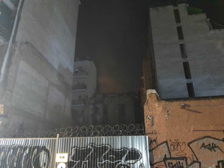 Φωτιά στο κέντρο της Αθήνας: Σε εγκαταλελειμμένο κτίριο - Συναγερμός στην Πυροσβεστική