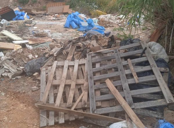 Εικόνες ντροπής με αυτοσχέδια χωματερή