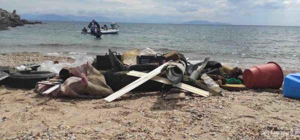 Μπαταρίες και άλλα επικίνδυνα απόβλητα ανέσυραν εθελοντές από παραλία της Ραφήνας