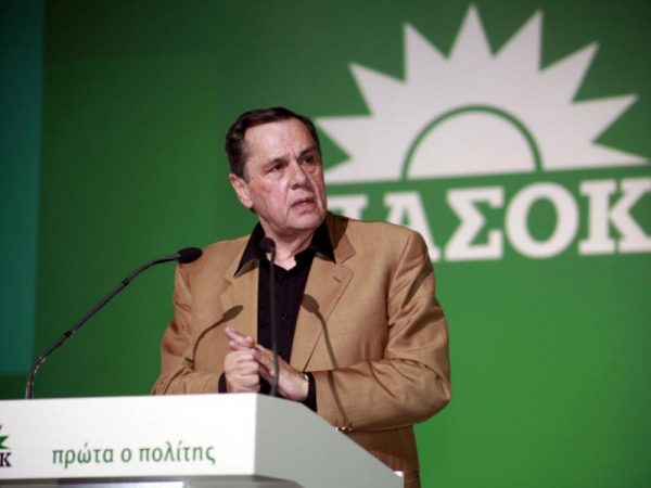 Ο Γιώργος Παπανδρέου αποχαιρετά τον Θανάση Τσούρα