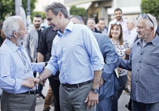 Στη γειτονιά της ΝΔ η πρώτη προεκλογική βόλτα του Κυριάκου Μητσοτάκη