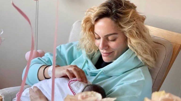Ιωάννα Μαλέσκου: Η πρώτη φωτογραφία με τη νεογέννητη κόρη της