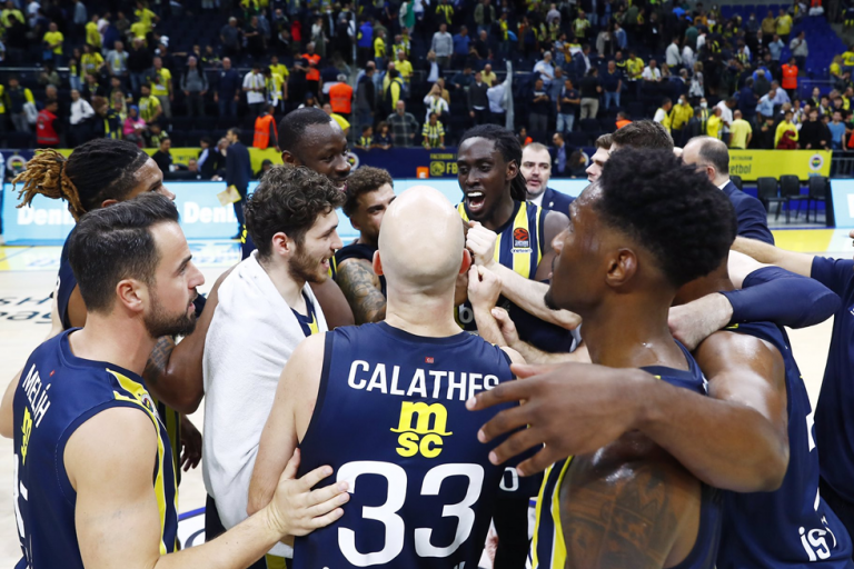 Διπλή ανανέωση για τη Φενέρ (pics)