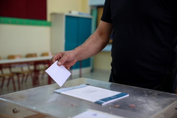 Πώς διαμορφώνονται τα δεδομένα μετά το μπλόκο στο κόμμα Κασιδιάρη – Προς τα πού θα πάνε οι «ορφανές» ψήφοι