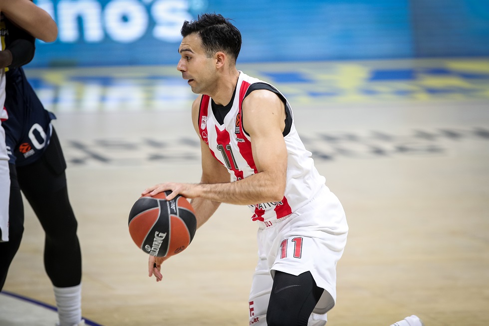 Η αγκαλιά του Αγγελόπουλου με τον Σλούκα και η τρέλα στα αποδυτήρια του Ολυμπιακού