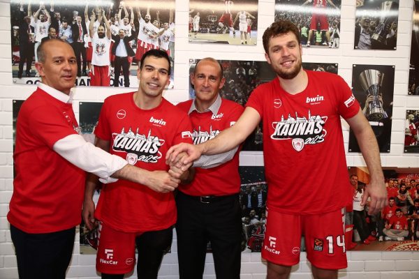 Το γλέντι στα αποδυτήρια του Ολυμπιακού: Η ομιλία των Αγγελόπουλων και το «πάμε να το πάρουμε»