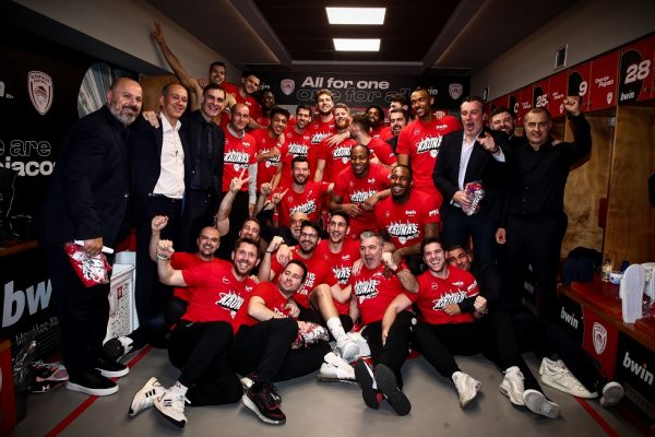 Το επικό tweet του Ολυμπιακού για την πρόκριση: «Opaaaaa! Kalimera! Kalispera!Kalinixta!»