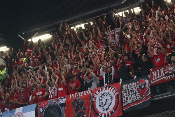 Κοκκίνησαν τη «Ζalgirio Arena» οι οπαδοί του Ολυμπιακού – Δίπλα στην ομάδα οι Αγγελόπουλοι (Pics)
