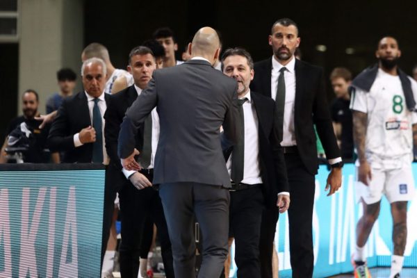 Χαμός με Σπανούλη και Σερέλη – Μπήκαν στη μέση οι διαιτητές! (vids)