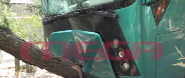 Το MEGA στο σημείο του τροχαίου στην Αίγινα – Τρεις μαθήτριες εγκλωβίστηκαν ανάμεσα σε πούλμαν