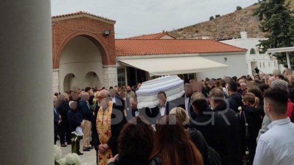 Θρήνος στην κηδεία της 15χρονης που πέθανε σε σχολική εκδρομή – Στα λευκά ντυμένοι οι συμμαθητές της
