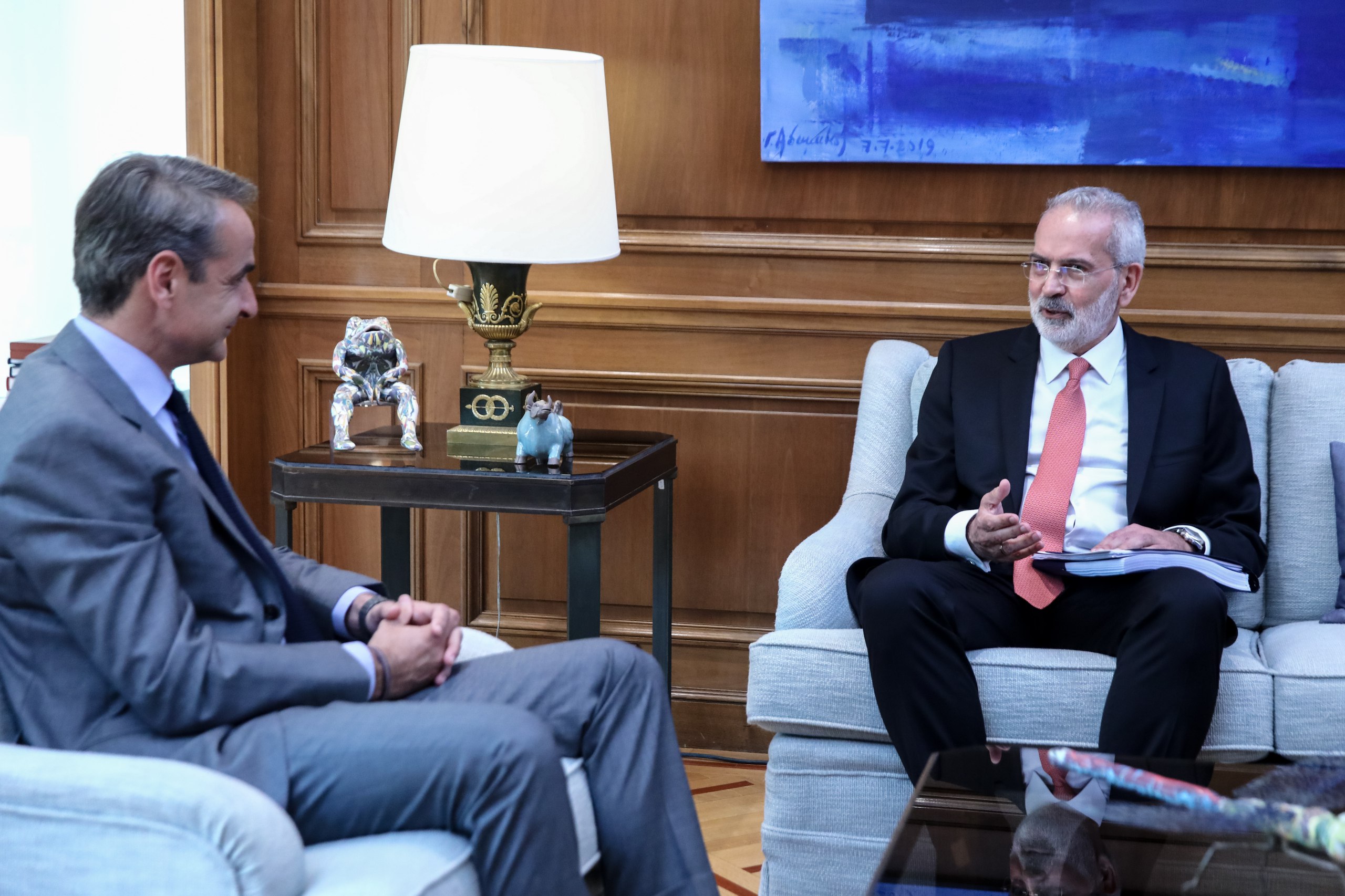 Υπηρεσιακός πρωθυπουργός ο Ιωάννης Σαρμάς - Τι περιέχει ο μπλε φάκελος που παρέλαβε από τον Μητσοτάκη
