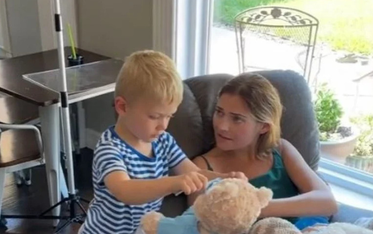 Βίντεο που ραγίζει καρδιές: Το συγκλονιστικό δώρο σε 4χρονο που η μητέρα του πεθαίνει από καρκίνο
