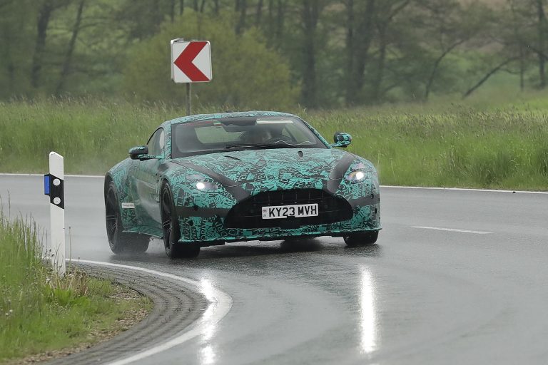 Aston Martin Vantage: Χορεύοντας στην βροχή