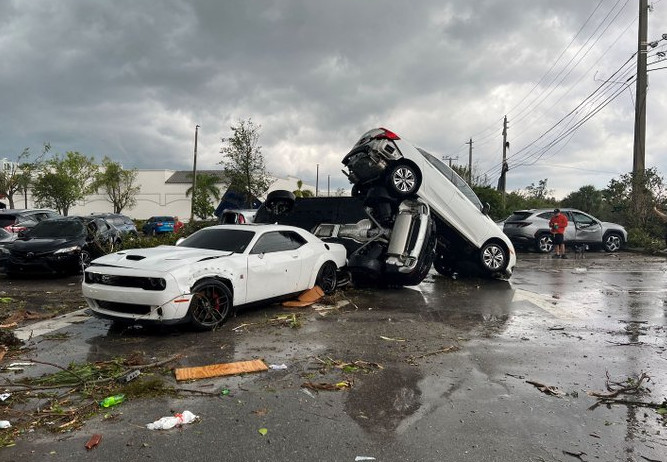 Συγκλονιστικό βίντεο: Ανεμοστρόβιλος πέταξε αυτοκίνητο στον αέρα στη Φλόριντα