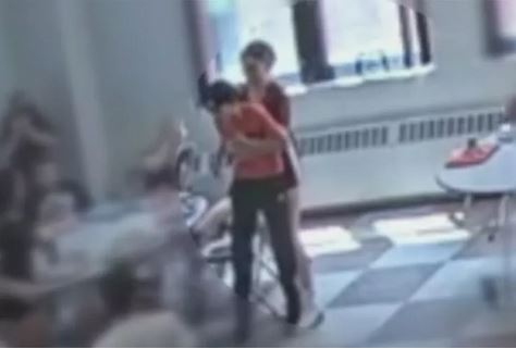 Σοκαριστικό βίντεο στις ΗΠΑ: 12χρονη σώζει από πνιγμό τον δίδυμο αδερφό της στην καφετέρια του σχολείου