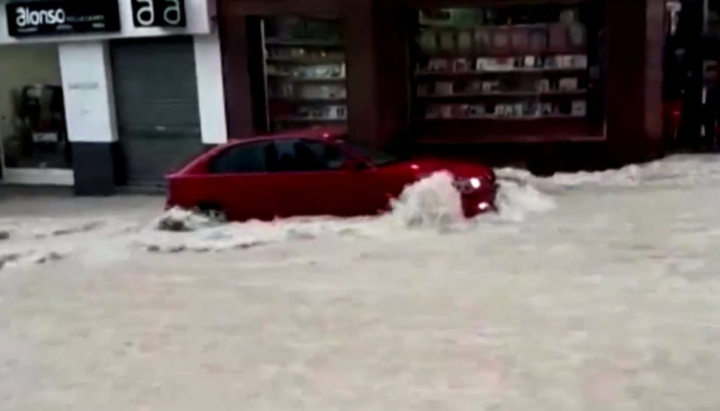 Βροχοπτώσεις στην Ισπανία: Ποτάμια οι δρόμοι στη Μούρθια – Παρασύρθηκε αυτοκίνητο