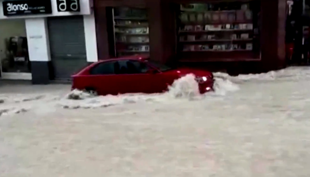 Βροχοπτώσεις στην Ισπανία: Ποτάμια οι δρόμοι στη Μούρθια - Παρασύρθηκε αυτοκίνητο